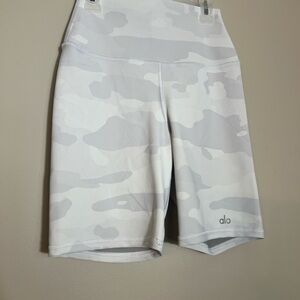 ALO Yoga Women's Light Gray Camo Bike Shorts